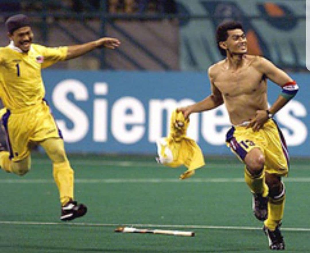 Mirnawan (right) celebrates his triumphant goal against India at the 1998 Commonwealth Games  ─  pic courtesy of Mirnawan Nawawi