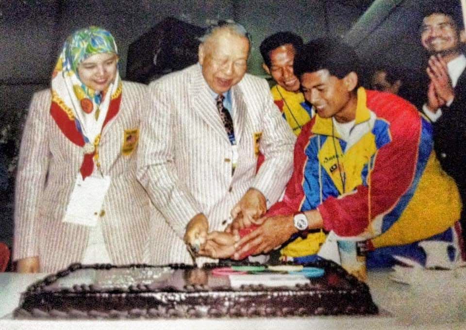 Celebrating my 29th birthday at the Sydney Games Village with the late Sultan Salahuddin Abdul Aziz Shah Sultan Hisamuddin Alam Shah Al-Haj