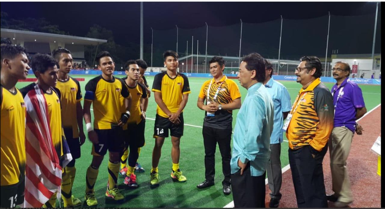 2015 Sea Games Squad with Malaysian Hockey Confederation Patron KDYMM Seri Paduka Baginda Yang di-Pertuan Agong Al-Sultan Abdullah and MHC President Dato Sri Subahan Kamal. Pic courtesy of Mirnawan Nawawi