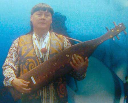 Goh playing the sape at a social event. – Pic courtesy of Thomas Goh