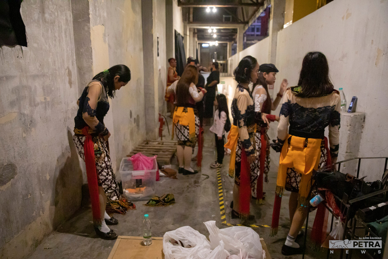 Dancers make backstage preparations as they don traditional outfits befitting of the dances they were slated to perform. – AZIM RAHMAN/The Vibes, September 20, 2022