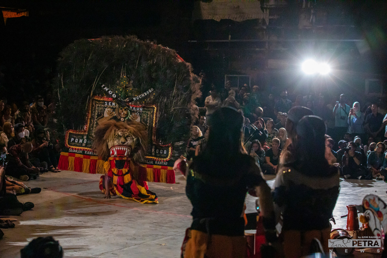 The centrepiece of the Reog tradition is the majestic Singa Barong mask, which depicts a lion’s head elaborately decked with peacock feathers. – AZIM RAHMAN/The Vibes, September 20, 2022