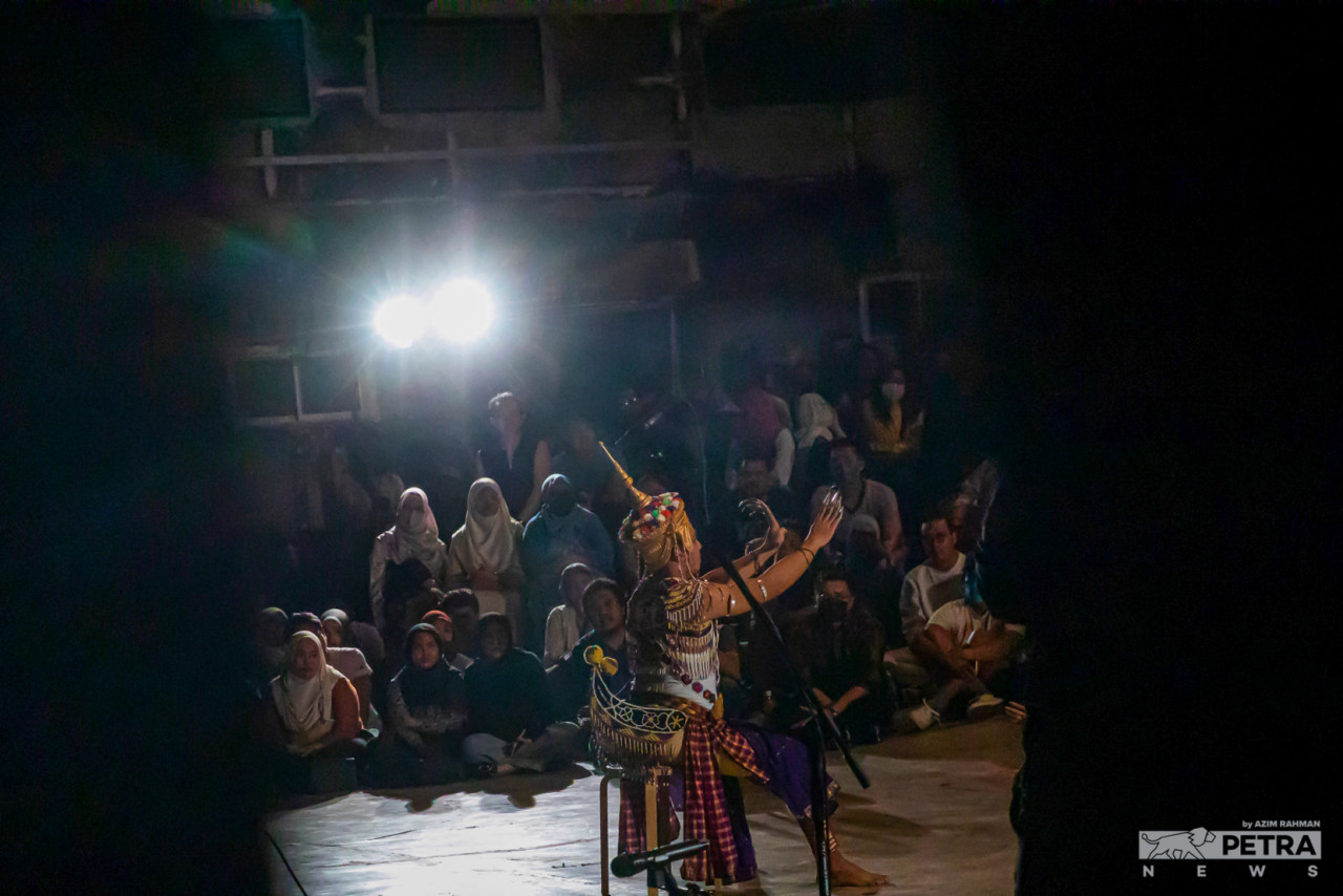 Manora is traditionally performed on special occasions, such as Buddhist temple ceremonies, community gatherings including weddings, as well as to celebrate Thai festivals such as Loy Krathong and Songkran. – AZIM RAHMAN/The Vibes, September 20, 2022