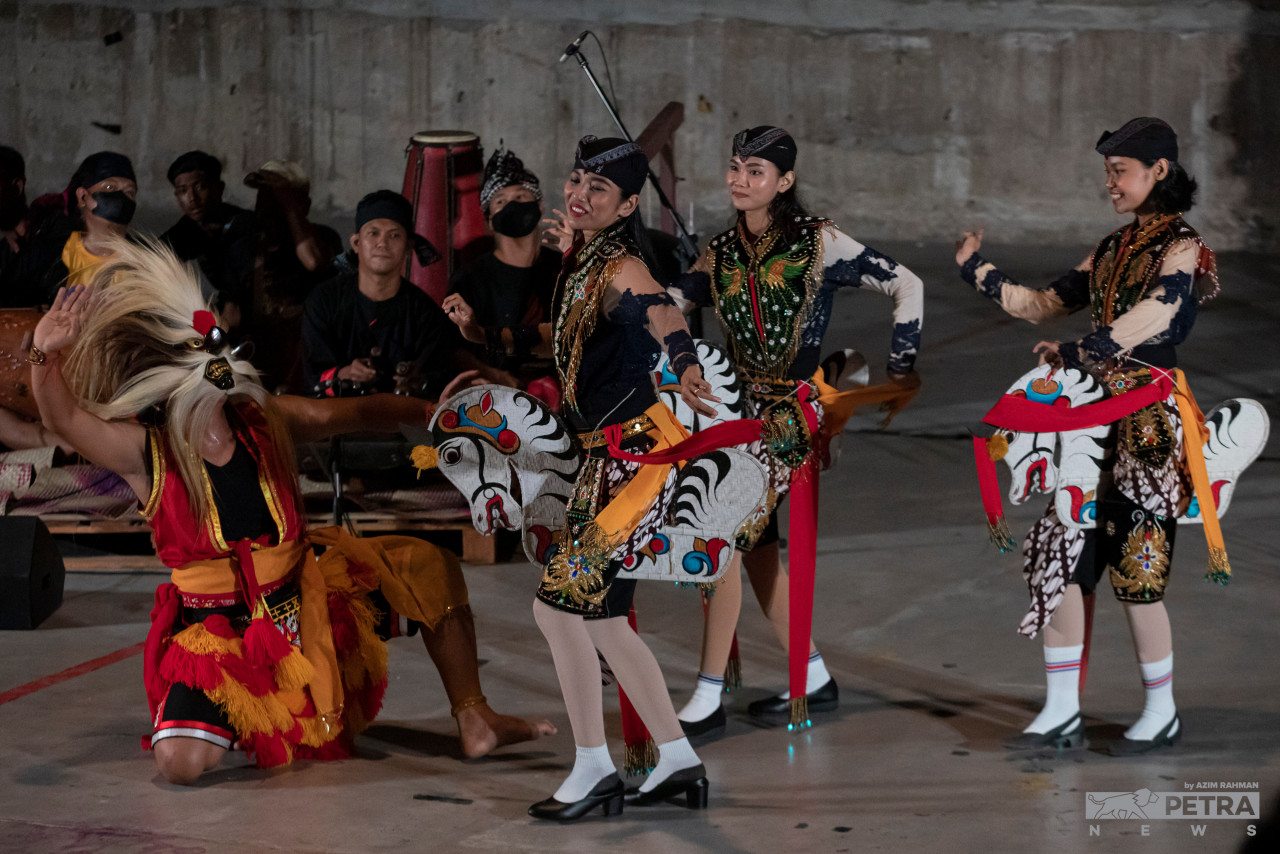 Other prominent figures in a Reog performance are valiant and playful Bujang Ganong masked dancers and alluring jathilan dancers on woven horses. – AZIM RAHMAN/The Vibes, September 20, 2022