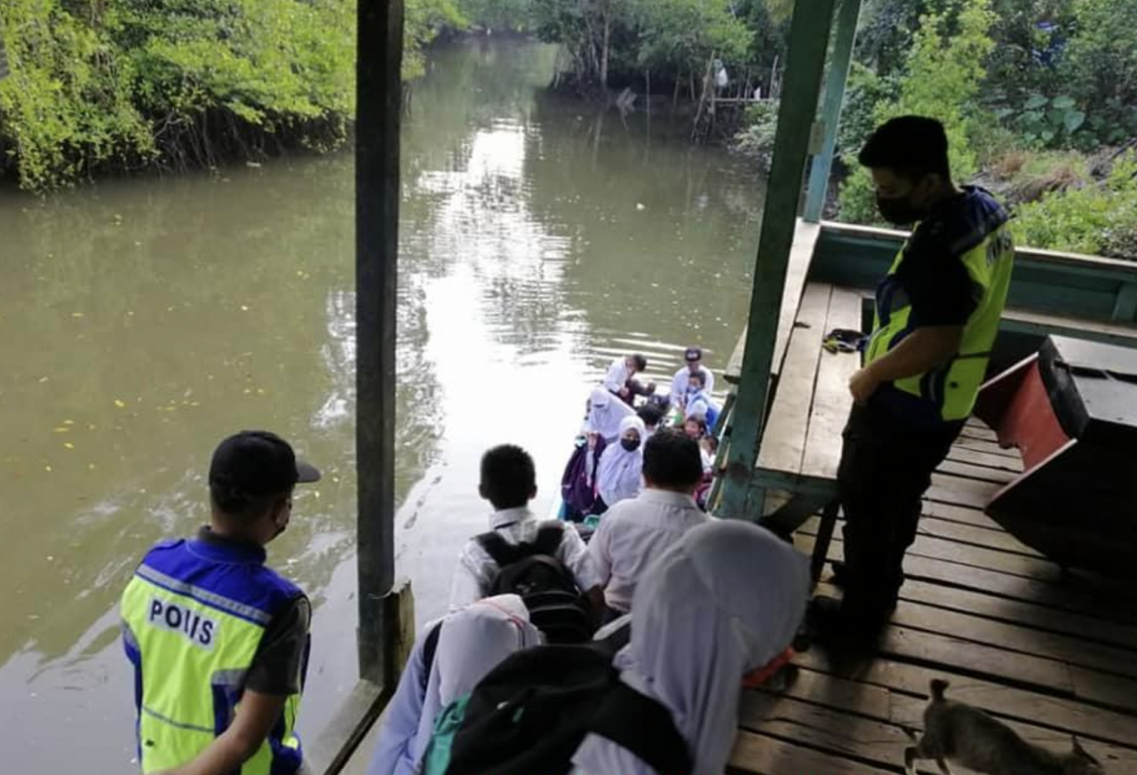 Kg Pituru resident Khairul Abidin says he had raised the problem to local people’s representatives and the school board multiple times, but was only told to wait for assistance to come. – Pasukan Polis Marin W4 Sabah Facebook pic, January 17, 2022