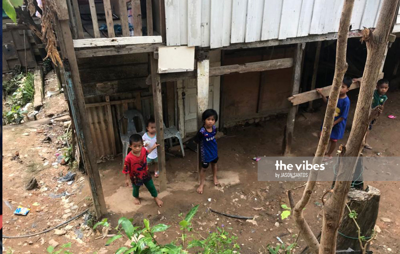 Children playing near a house in the squatter area behind the Sabah Archives building. – JASON SANTOS/The Vibes pic, November 25, 2020