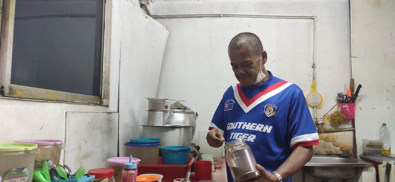 Samad Kassim, who operates Restoran Sabarina, believes his business will recover once the border reopens. – ARJUN MOHANAKRISHNAN/The Vibes pic, February 14, 2022