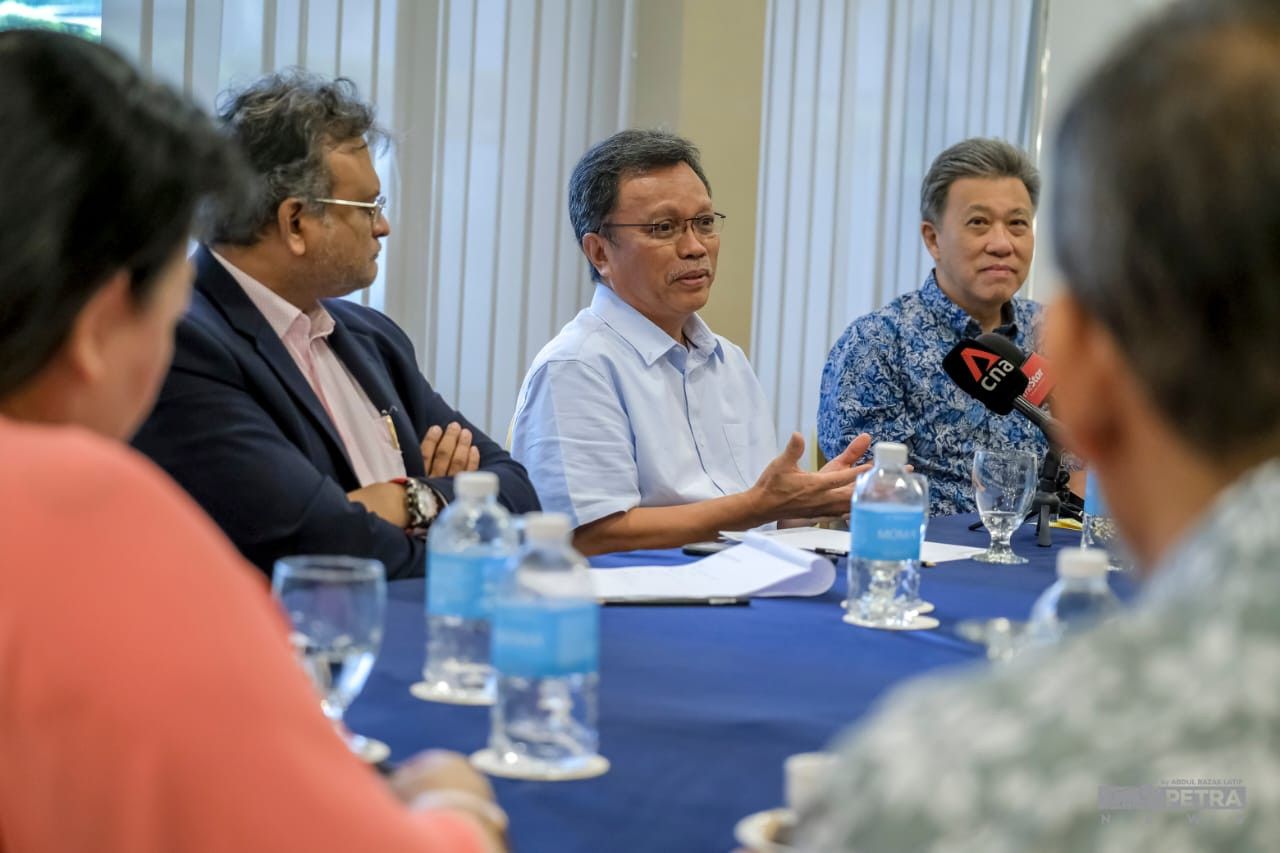 Datuk Seri Shafie Apdal (centre), who was speaking at the Concorde Club senior editors’ roundtable, hosted by Star Media Group adviser, Datuk Seri Wong Chun Wai (right), says that Warisan contesting in seven peninsular states could offer voters another option other than the usual coterie of federal parties. – ABDUL RAZAK LATIF/The Vibes pic, October 11, 2022