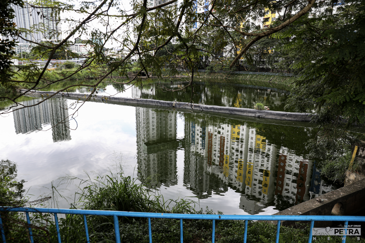 Amid the outcry by opposition politicians such as Lembah Pantai MP Fahmi Fadzil and Segambut MP Hannah Yeoh, Federal Territories Minister Datuk Seri Shahidan Kassim assures that retention ponds in the city will be protected from any commercial projects. – ALIF OMAR/The Vibes pic, January 19, 2022
