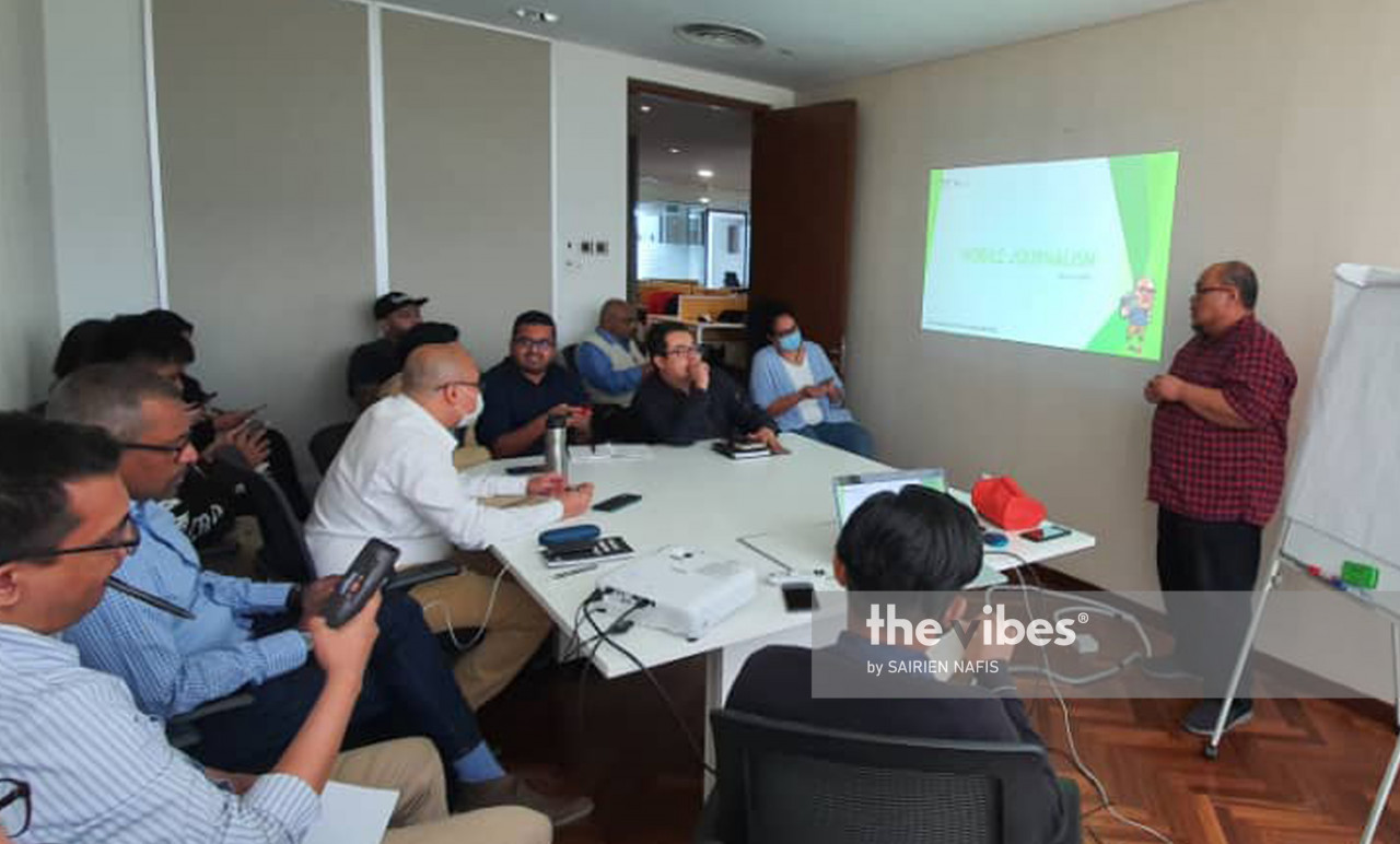 Staffs of The Vibes conducting meeting to provide the best news "From Every Side"