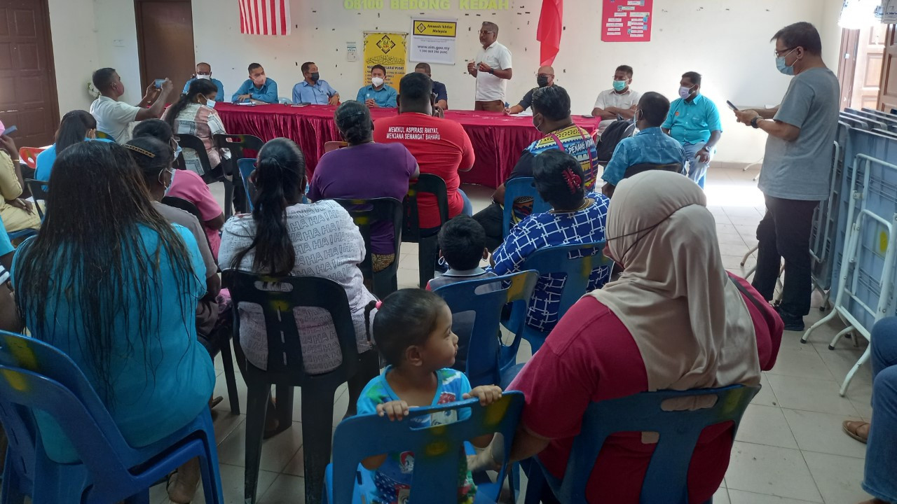 During the meeting, Iskandar Siji, the headmaster of SK Sungkap Para, expressed unhappiness at Sada’s office in Sg Petani, claiming that the officers there did not react to his complaints regarding the water problems at the school. – ARULLDAS SINNAPPAN/The Vibes pic, April 28, 2022