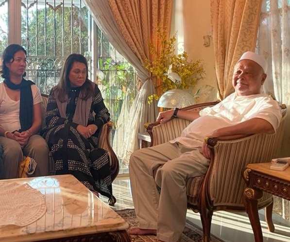 Datuk Dr Vinod Sekhar’s wife, Datin Winy Sekhar, and Puan Sri Siti Nooriah Anna Razak, the wife of Tan Sri Zulhasnan Rafique, conveying their condolences to Mohamed Abdul Ghani. – The Vibes pic, December 27, 2020