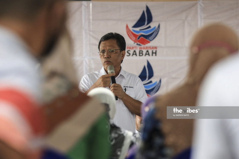 Warisan’s Datuk Seri Mohd Shafie Apdal having a session with Sepanggar residents. – The Vibes pic, September 19, 2020