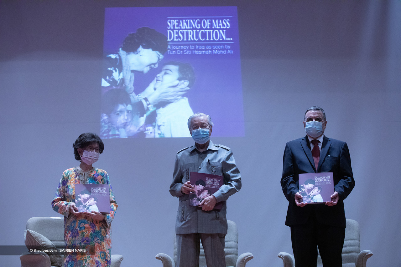 Former prime minister Tun Dr Mahathir Mohamad present at the launch event to support his wife. He is seen with Dr Siti Hasmah and former Iraqi ambassador to Malaysia Adnan Malik Al-Ghazali. – SAIRIEN NAFIS/The Vibes pic