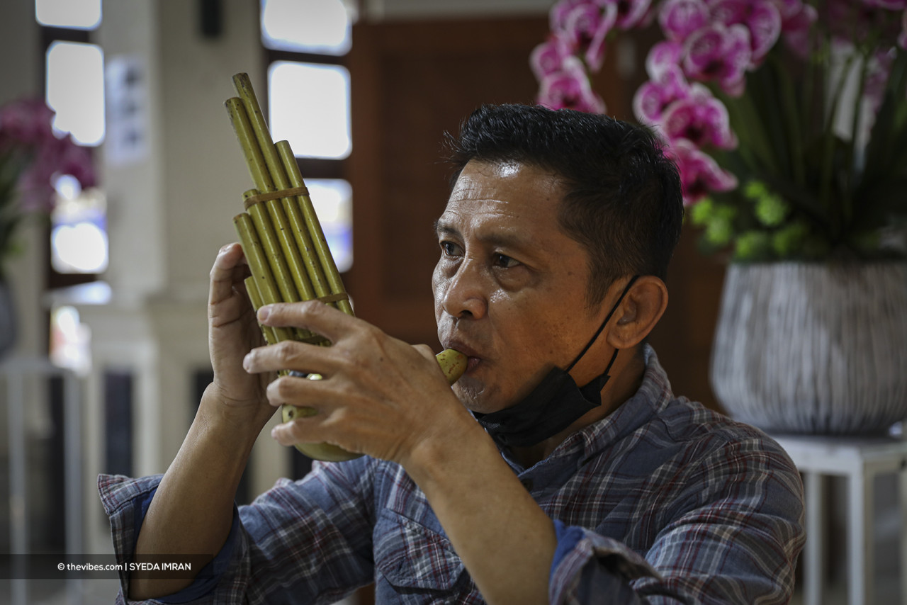 George Albert shared the history behind sompoton as more than just an age-old entertainment device. – SYEDA IMRAN/The Vibes pic