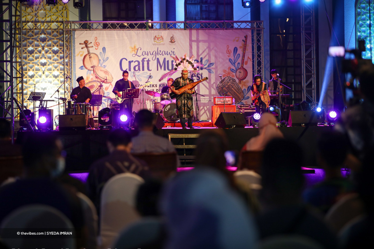 The inaugural Langkawi Craft Musical Fest 2021 kicked off on Sunday and will last until December 19. Locals and visitors are all welcome to enjoy the unique attractions of Malaysian crafts and delicacies available throughout the period. – SYEDA IMRAN/The Vibes pic
