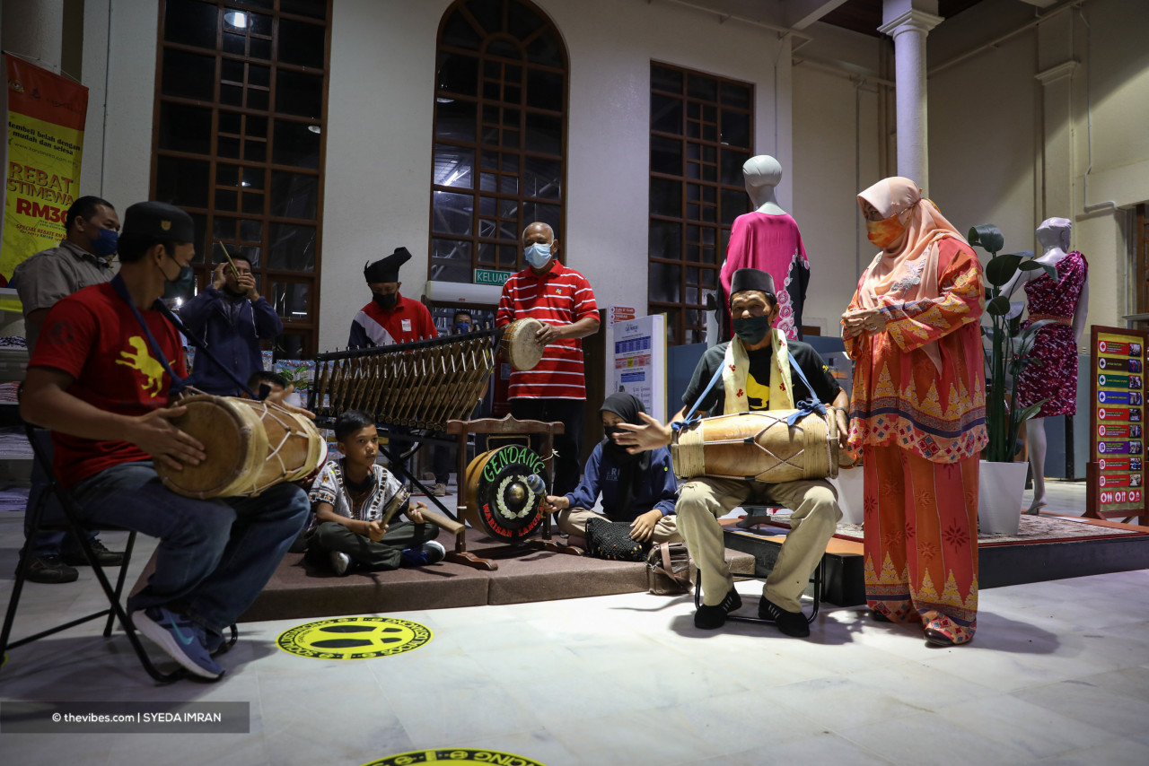 The ensemble of the participating traditional musicians and craftsmen brought specially for the event pictured together with Kraftangan Malaysia deputy director Aididah Ibrahim (far right). –SYEDA IMRAN/The Vibes pic