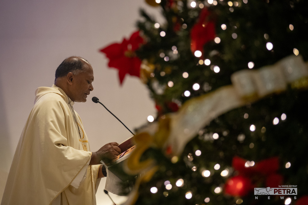 Reverend Father Bernard Hyacinth leading the mass at the Church of Our Lady Fatima on Christmas Eve 2021. – SADIQ ASYRAF/The Vibes pic