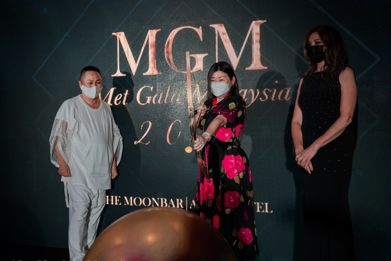 Veteran designer Bill Keith (left) and Sheng Tai International founder and chairman Datuk Leong Sir Ley at the lunch of Met Gala Malaysia (MGM) 2021 in Ayer Keroh. – Pic courtesy of Sheng Tai International