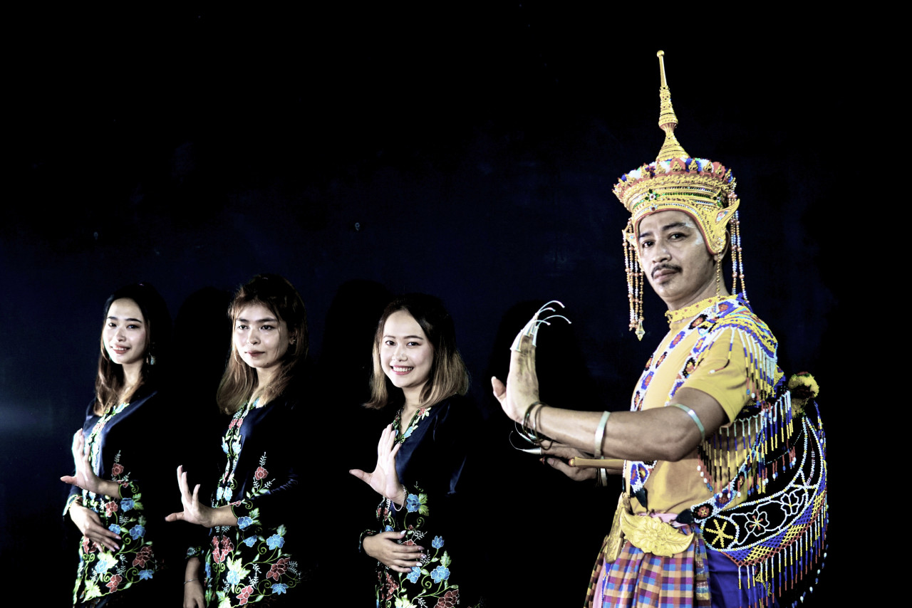Manora dance movements are characterised by backward-bent fingers and outstretched arms, with graceful gestures that reflect those of a mythical bird. – Pusaka pic