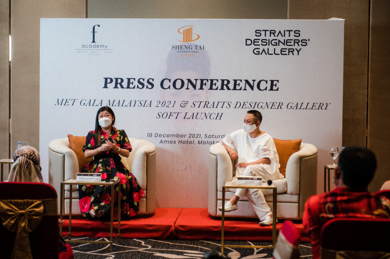Leong and Bill addressing the media during the press conference. Both expressed how Melaka holds the potential to be recognised as the centre of fashion influence with strategic economic planning and is open to working closely with state officials to bring the historical city to great heights. – Pic courtesy of Sheng Tai International