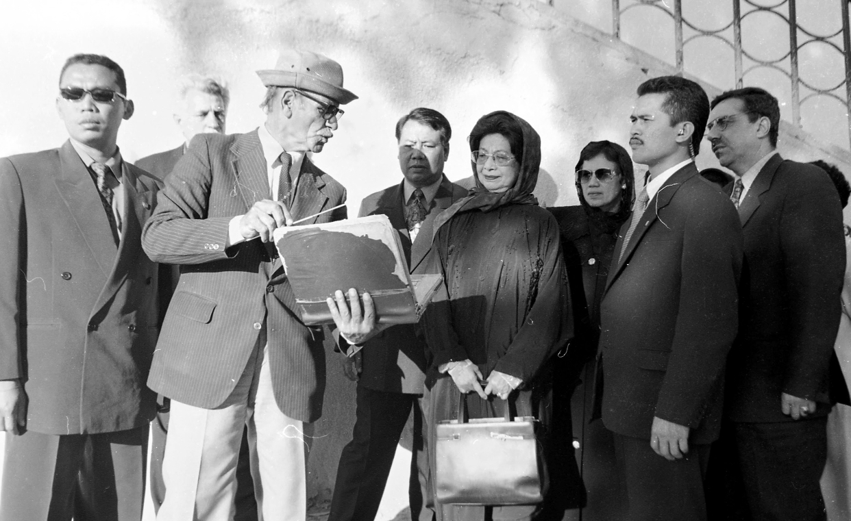 Images of the horrific effects of war and sanctions in Iraq have never left Tun Dr Siti Hasmah Mohd Ali even after visiting the gulf state 21 years ago. Pictured is Dr Siti Hasmah with her Bukit Aman security team being briefed on the sites to be visited by an Iraqi state representative on their first day in Iraq. – Pic courtesy of Ham Abu Bakar/'Speaking of Mass Destruction...'