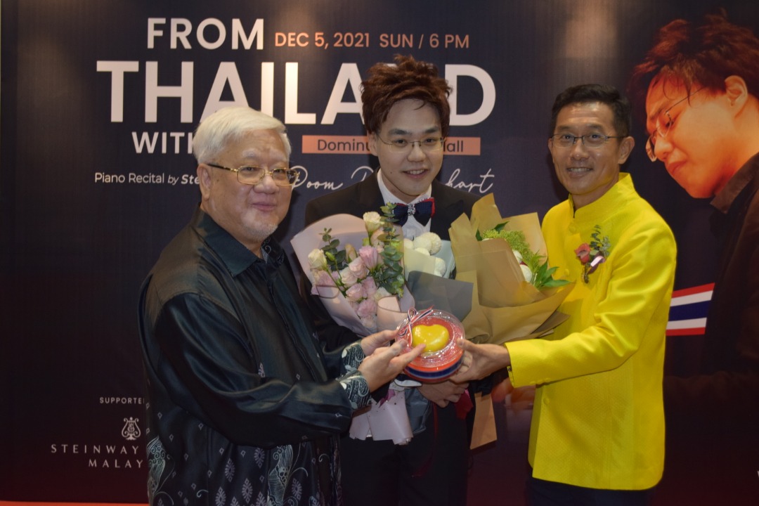 (From left) Fairview chairman Daniel Chian, Poom and Chainarong. – Pic courtesy of Fairview