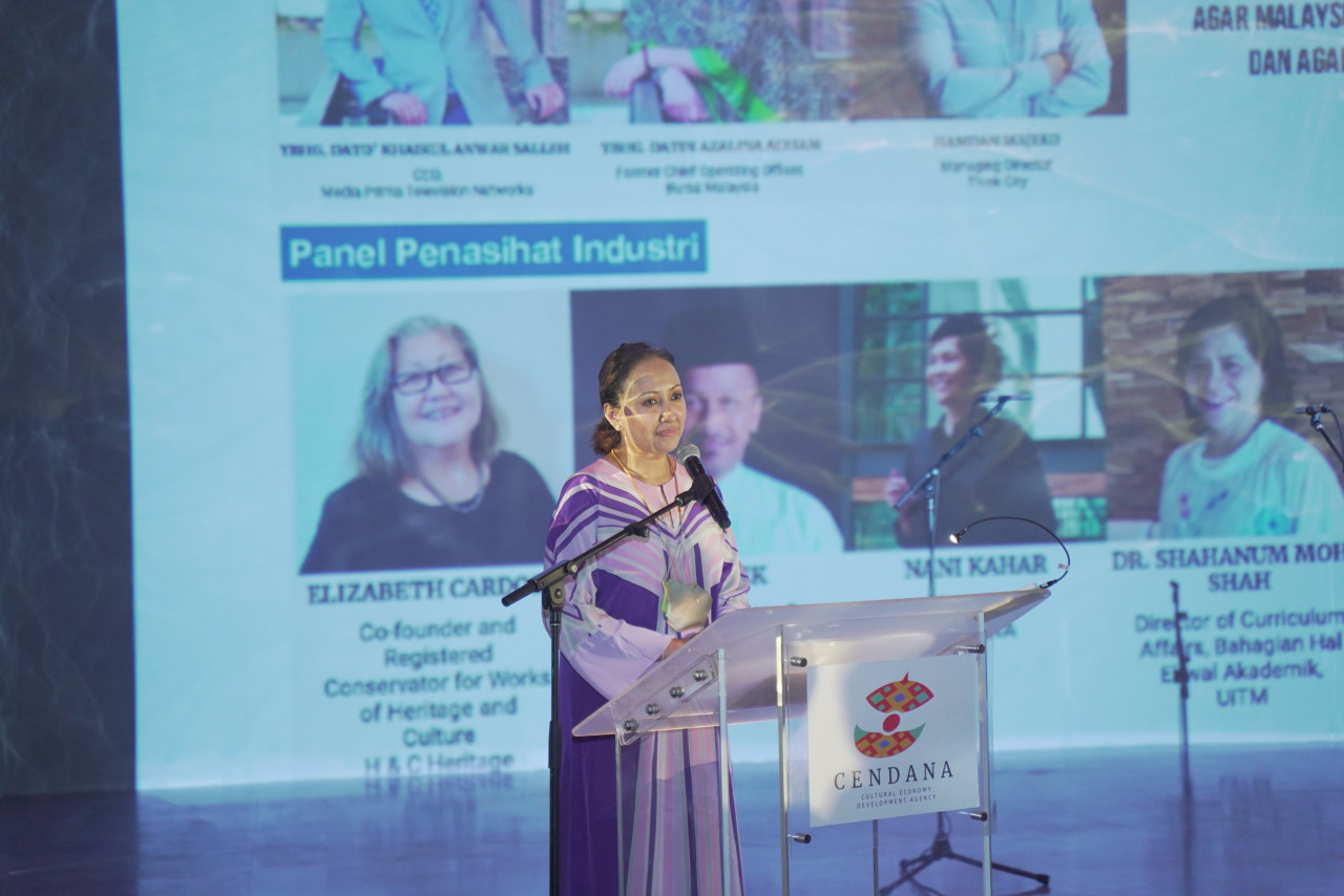 Izan Satrina Mohd Sallehuddin, Cendana founder and chief executive officer, elaborating on the Art In The City 2021 activities in her speech. – Cendana pic