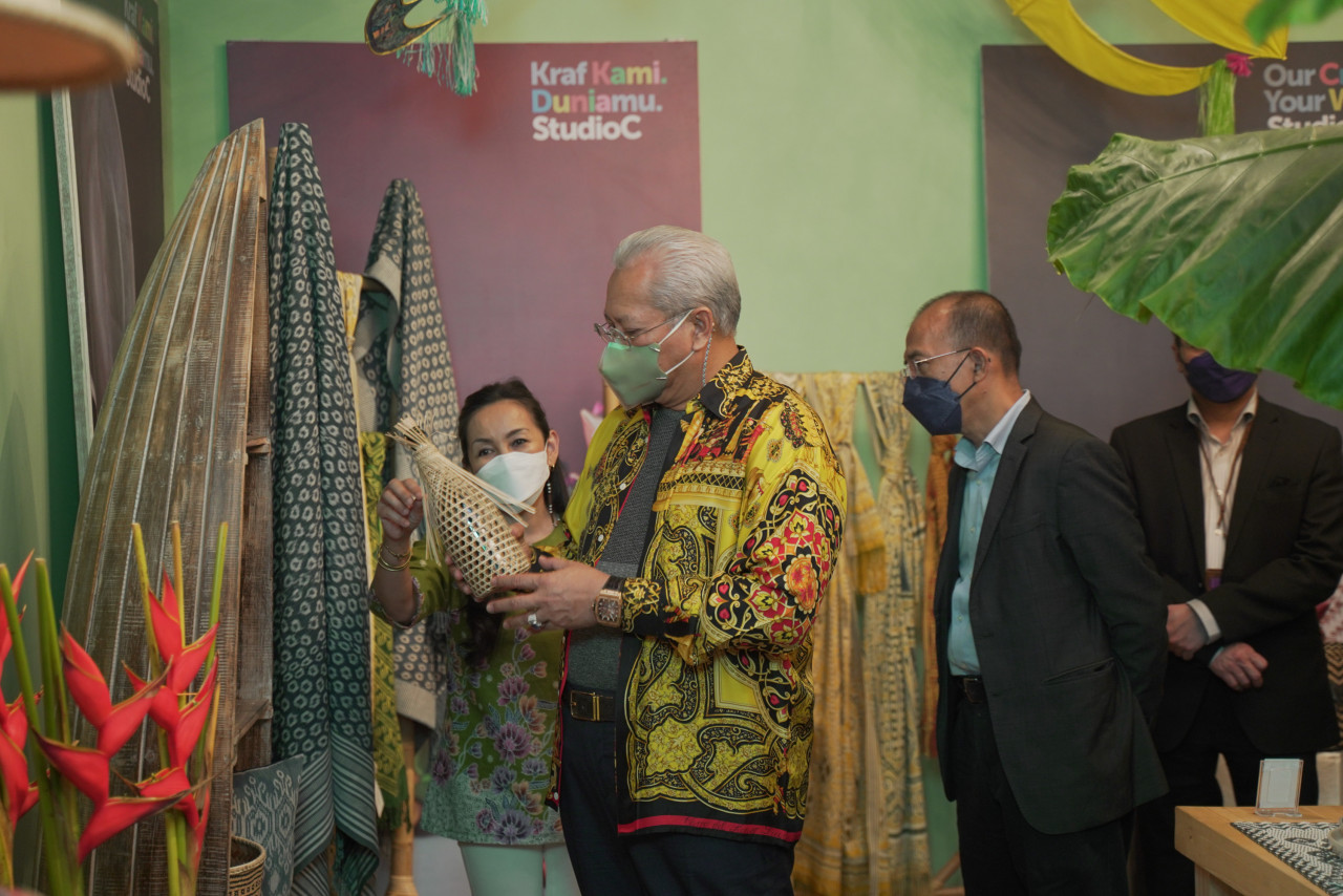 Tan Sri Annuar Haji visiting the Studio C booth, which brought Malaysian crafts to the international stage. – Cendana pic