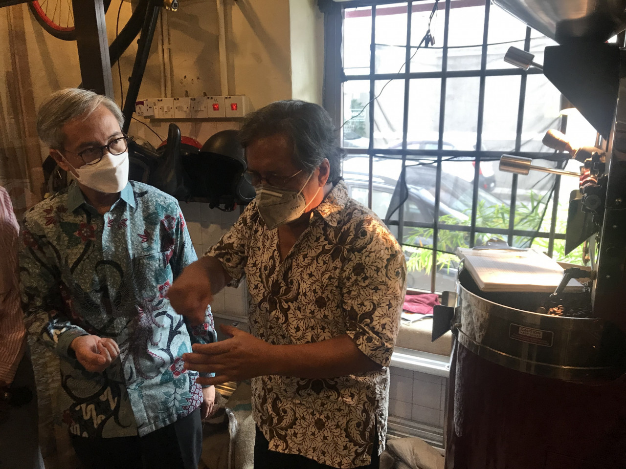 Consul General of Indonesia, Bambang Suharto, (left) and Gunawan. – Rachel Yeoh pic
