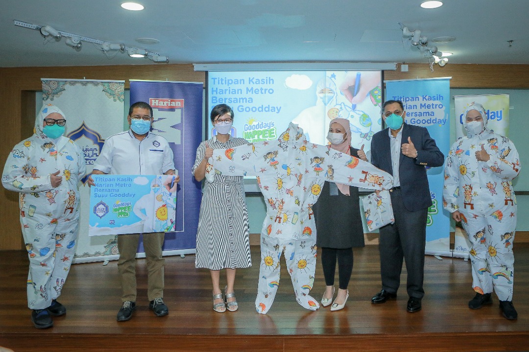 Etika vice-president of marketing Yee Pek Kuan (third from left) handing over Goodday's Happee PPE to KPJ Healthcare CCO Ariesza Noor at KPJ Damansara Hospital during the launch recently. Looking on are Harian Metro executive editor Muhammad Safar Ahmad (second from left) and KPJ Damansara Specialist Hospital medical director Dr Rozman Md Idrus (second from right). – Goodday pic
