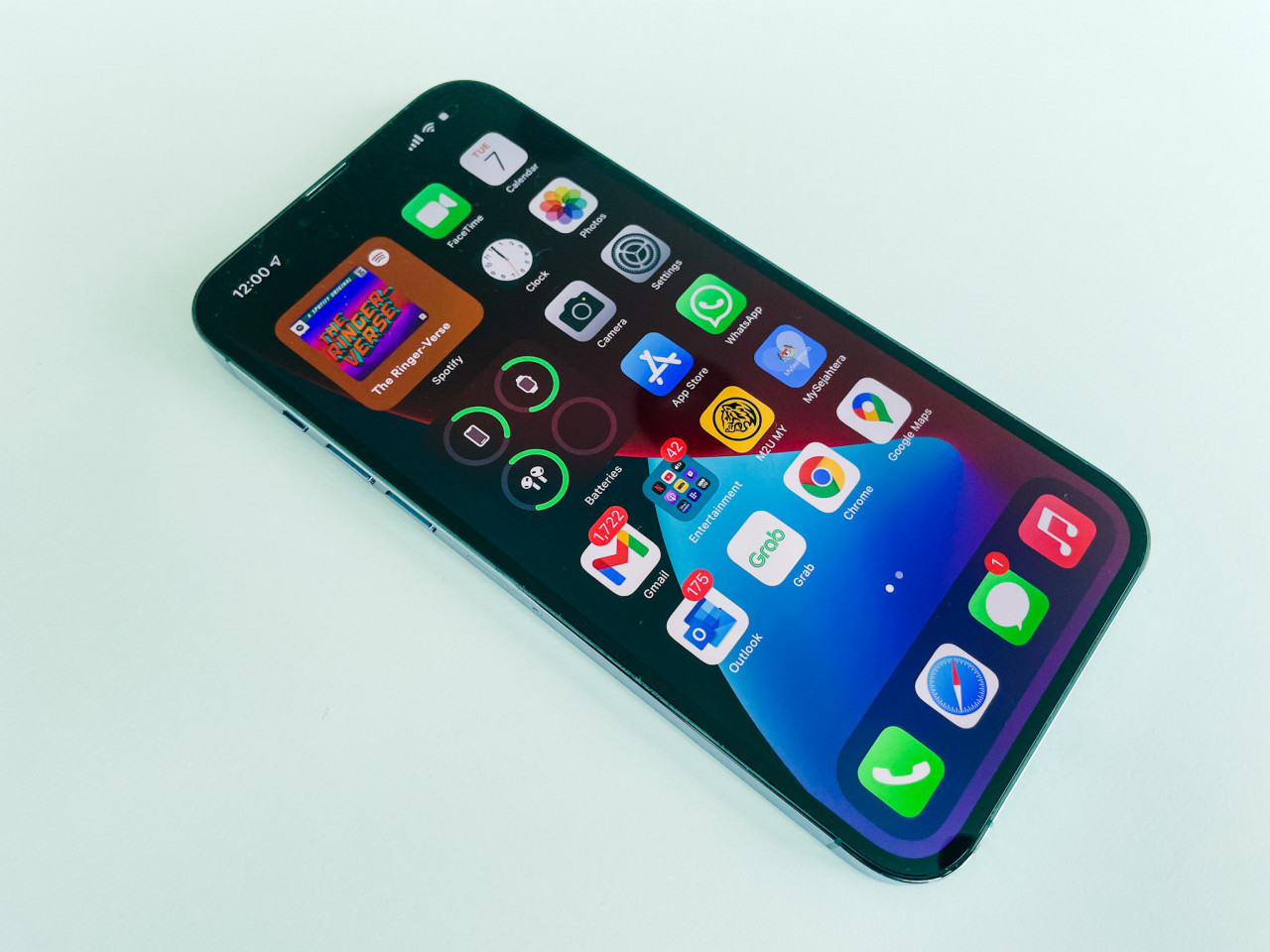 The iPhone 13 Pro Max (and the Pro model) probably have the best screens ever on an iPhone, with adaptable refresh rates (ProMotion) for the first time. – Haikal Fernandez pic