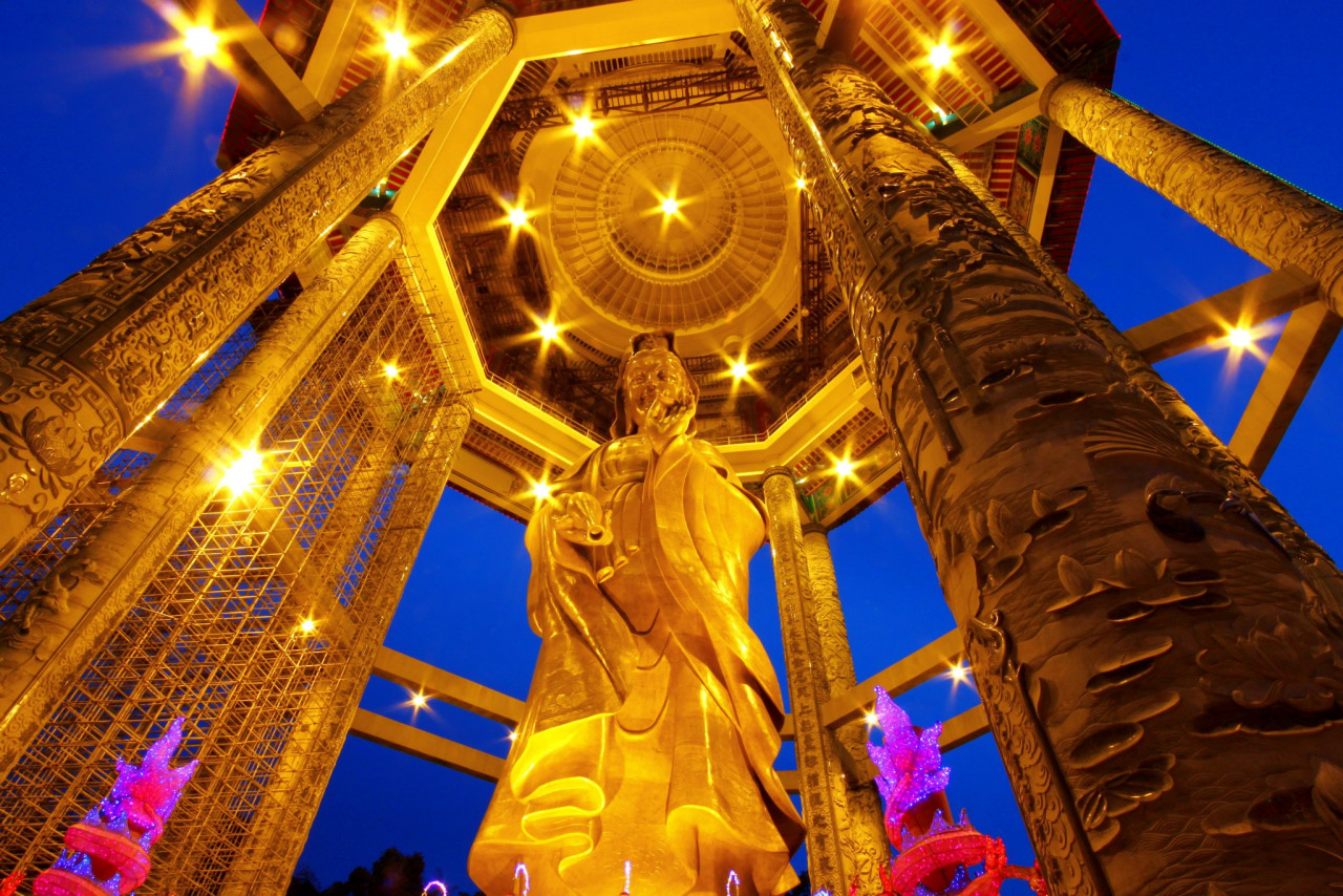 The temple also has a tall bronze statue of Guanyin or Kuan Yin, the Goddess of Mercy. – Ian McIntyre pic
