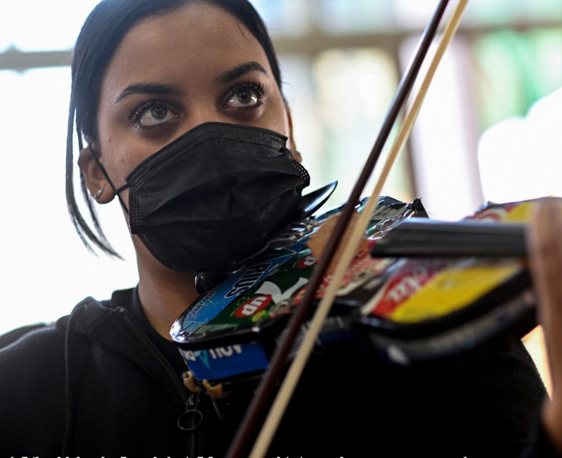 Spanish orchestra makes music from recycled junk
