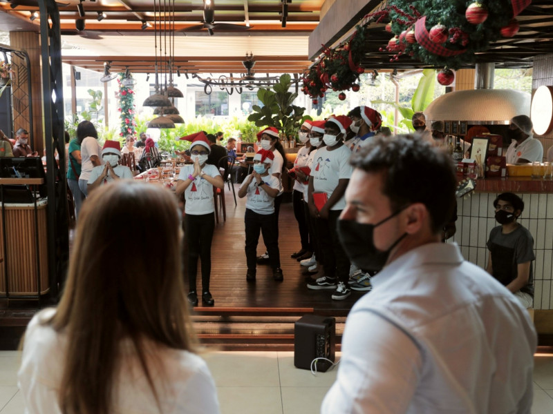 Roberto’s brings Christmas cheer to patrons ahead of festive weekend 