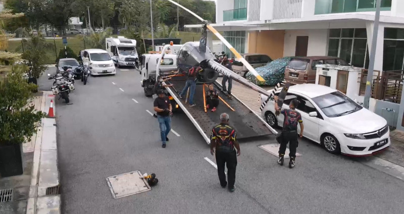 Feuding Datuks make peace, chopper towkay offers goodwill ride