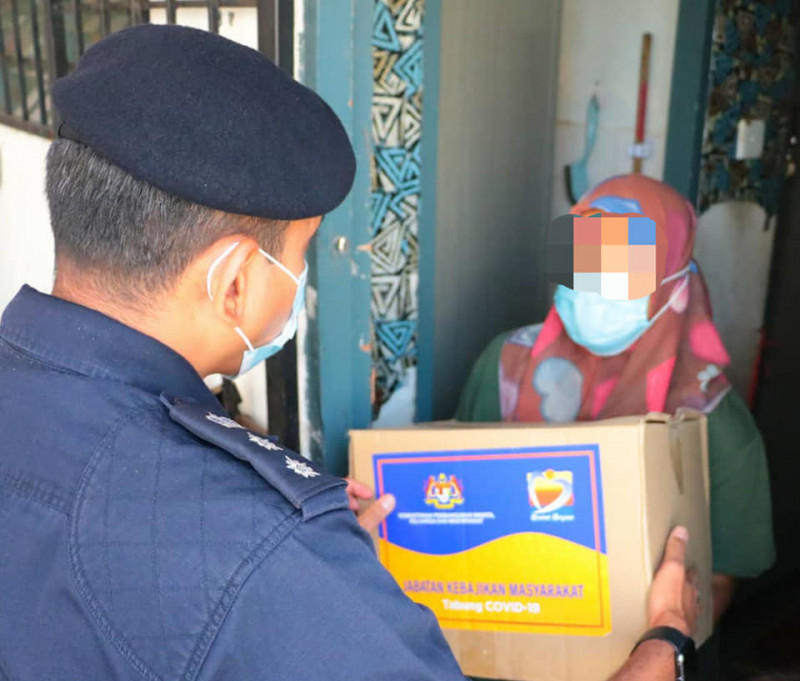 Cop with a heart of gold: PJ police chief comes to aid of mum forced to shoplift