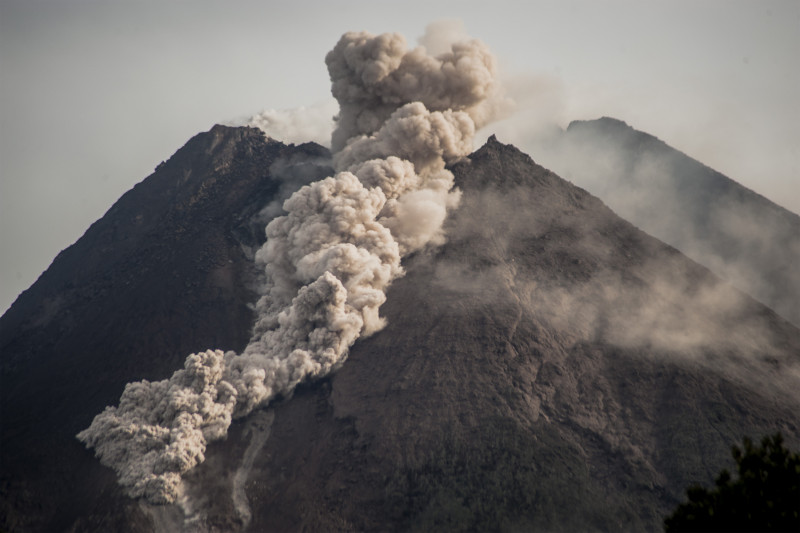 Indonesia’s Merapi spews ash 3km away