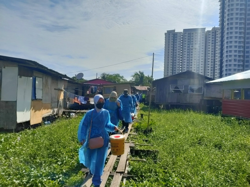 Vaxxing goes house to house in Sabah interior