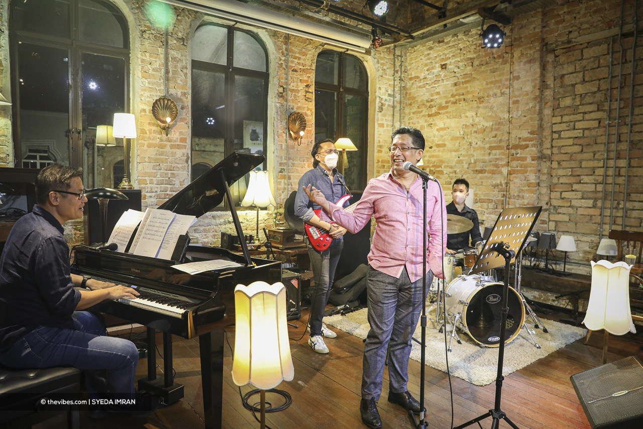 WVC Jazz Ensemble and Eddin Khoo during their performance at Jao Tim. – SYEDA IMRAN/The Vibes pic