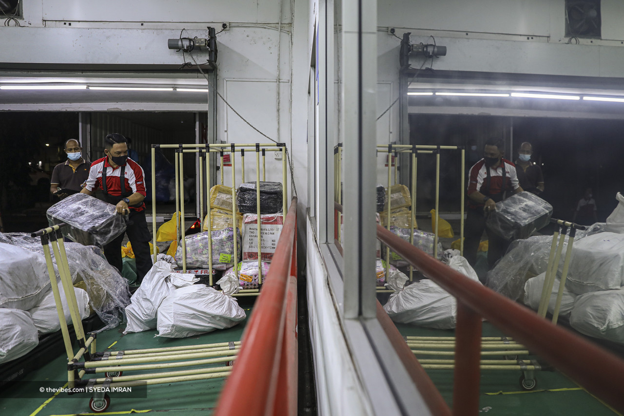 Challenges of the job include physical strain and the responsibility of ensuring the safety and security of the transported goods. – SYEDA IMRAN/The Vibes pic