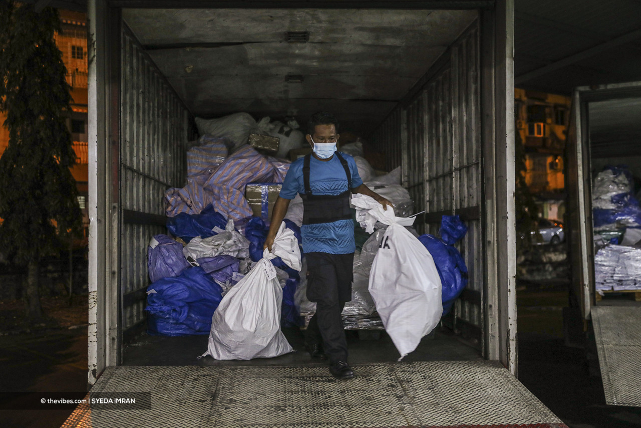 Many postal workers begin their shift at midnight. – SYEDA IMRAN/The Vibes pic