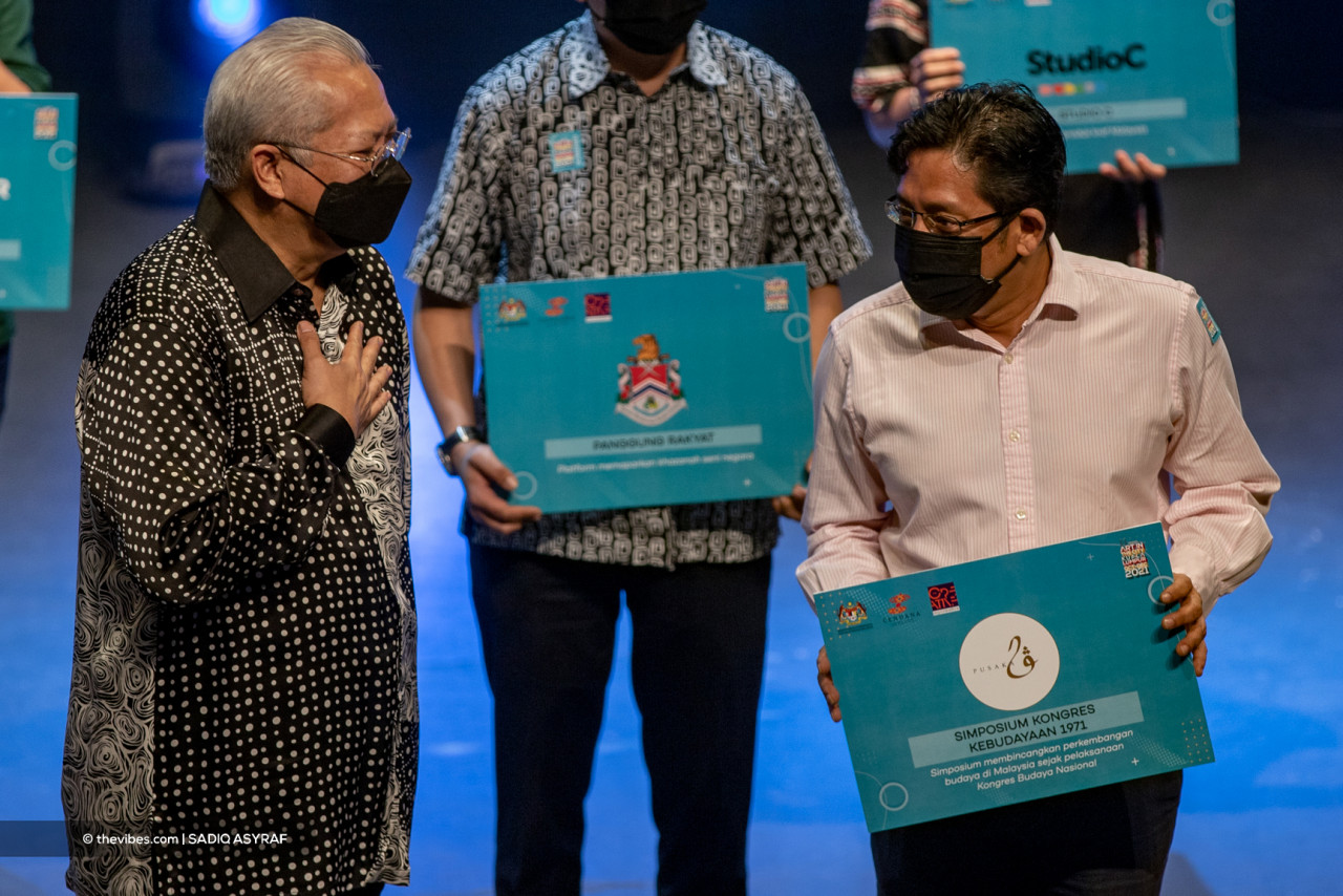 Tan Sri Annuar Musa (left) with Pusaka founder and The Vibes executive editor Eddin Khoo during the launch at KLPac. – SADIQ ASYRAF/The Vibes pic