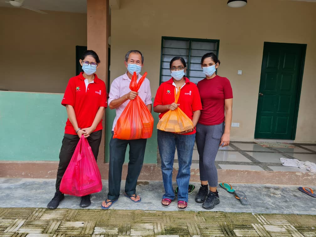 During the lockdown, Abbhirami Sivarajan (second from right), the student advisor for the fundraising programme, visiting and handing over donations to the animal shelter with two APU students (in red).