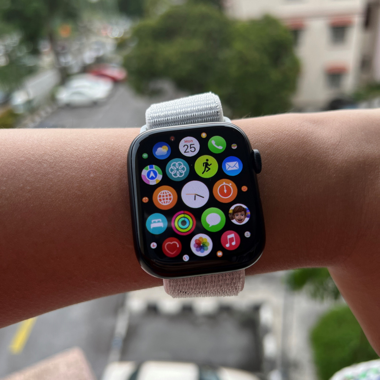 The interface, easily accessible by clicking the dial on the side of the watch. It can also be spun to zoom out. At first, it can be confusing finding out which icon means what. – Haikal Fernandez pic