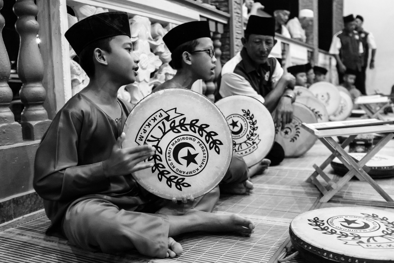The last remaining group actively performing and teaching the Kompang Jidor tradition is Persatuan Kompang Kg Parit Madirono from Benut, Pontian, Johor. – Pic courtesy of Pusaka/Cheryl Hoffmann