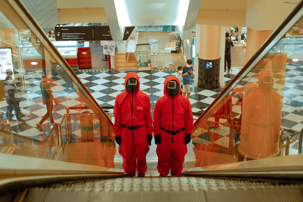 Bemasked men making their rounds. – Netflix pic