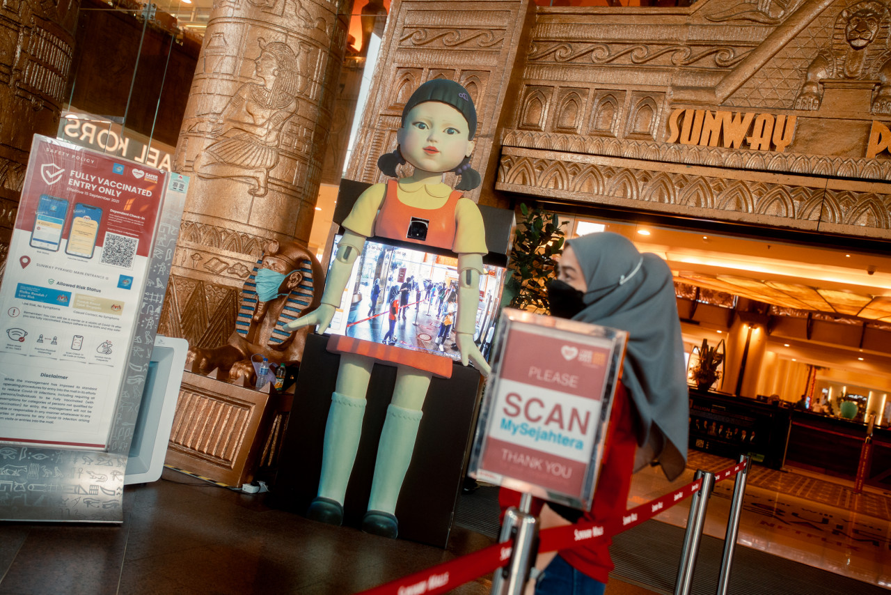 The doll also serving as a temperature scanner. – Netflix pic