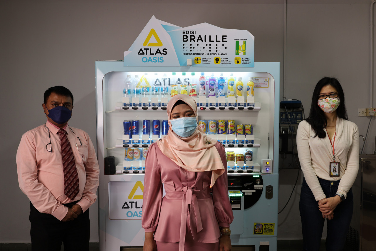(From left) MAB CEO George Thomas, MAB accessibility and advocacy executive Siti Huraizah Ruslan and Atlas Vending channel branding manager Chin Yien Yien. – Atlas Vending pic