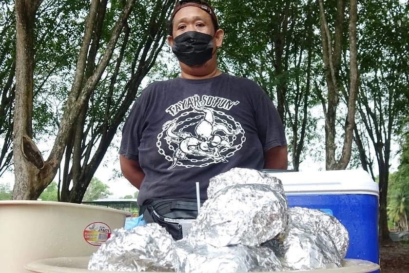 Fikriamin with some of the grilled chicken burgers which are ready for local delivery. – Getaran pic